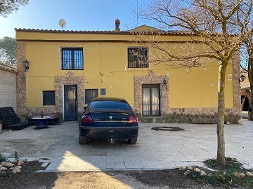 Gran Casa Hermosa en una Aldea en Yecla