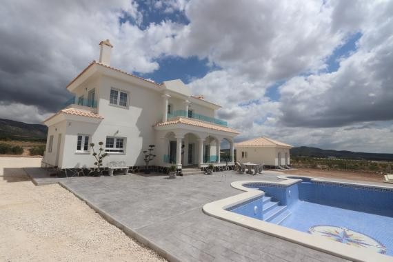 Villa neuve de luxe de 4 chambres avec terrain et piscine