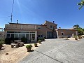 Großes Landhaus mit Marmorgeschäft und Weinplantage in Pinoso Villas