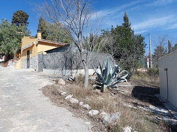 Villa de 6 dormitorios y 3 baños en Algueña