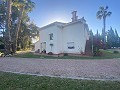 Superbe villa de 5 chambres et 3 salles de bains avec piscine et court de tennis. in Pinoso Villas