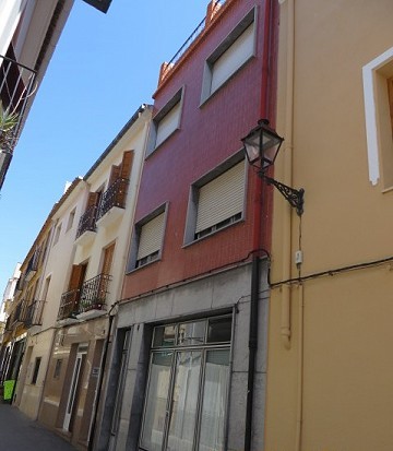 Casa adosada grande con espacio comercial