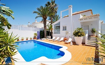 Elegante villa de 5 dormitorios con piscina privada, a 5 minutos de la playa