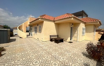 Belle grande villa individuelle à El Carmoli avec vue sur la mer.