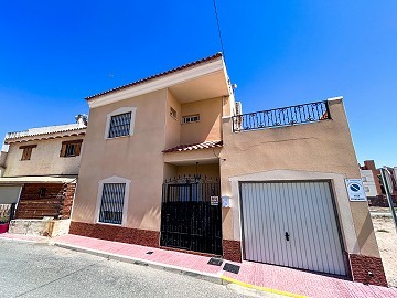 Fantástico chalet adosado de dos plantas en Hondon de los Frailes