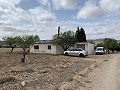 Landhuis met 4 slaapkamers, garage en zwembad in Pinoso Villas