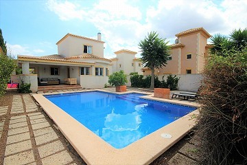 Villa mit 4 Schlafzimmern und Pool