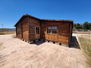 27 000 m2 de terrain avec cabane en bois