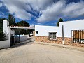 Casa de 4 dormitorios y 1 baño con piscina de balsa y parcela de tamaño razonable in Pinoso Villas