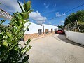 Casa de 4 dormitorios y 1 baño con piscina de balsa y parcela de tamaño razonable in Pinoso Villas