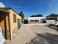 Casa de 4 dormitorios y 1 baño con piscina de balsa y parcela de tamaño razonable in Pinoso Villas