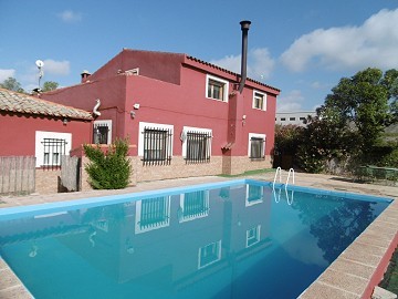 Villa avec maison d'amis et piscine