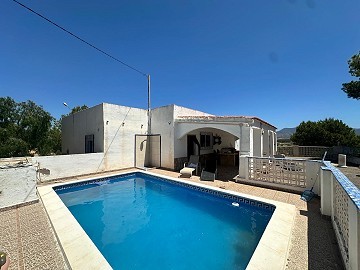 Casa de campo con piscina e increibles vistas en Sax