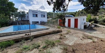 Walk to town Villa with Pool