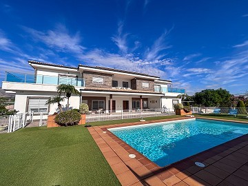 Stunning Mansion with Private Swimming Pool,Sports Court and Barbecue Area